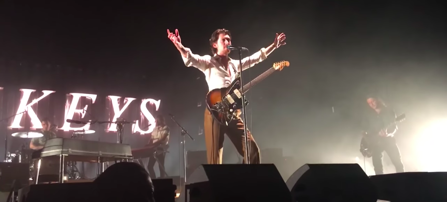 Arctic Monkeys toca música nova "Batphone" ao vivo pela primeira vez