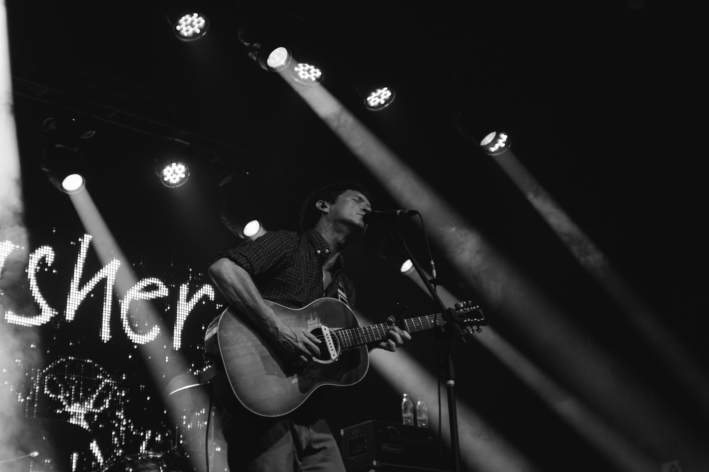 Tim Kasher, vocalista do Cursive, abrindo o show do Thursday em São Paulo. Crédito: Thiago Vidal